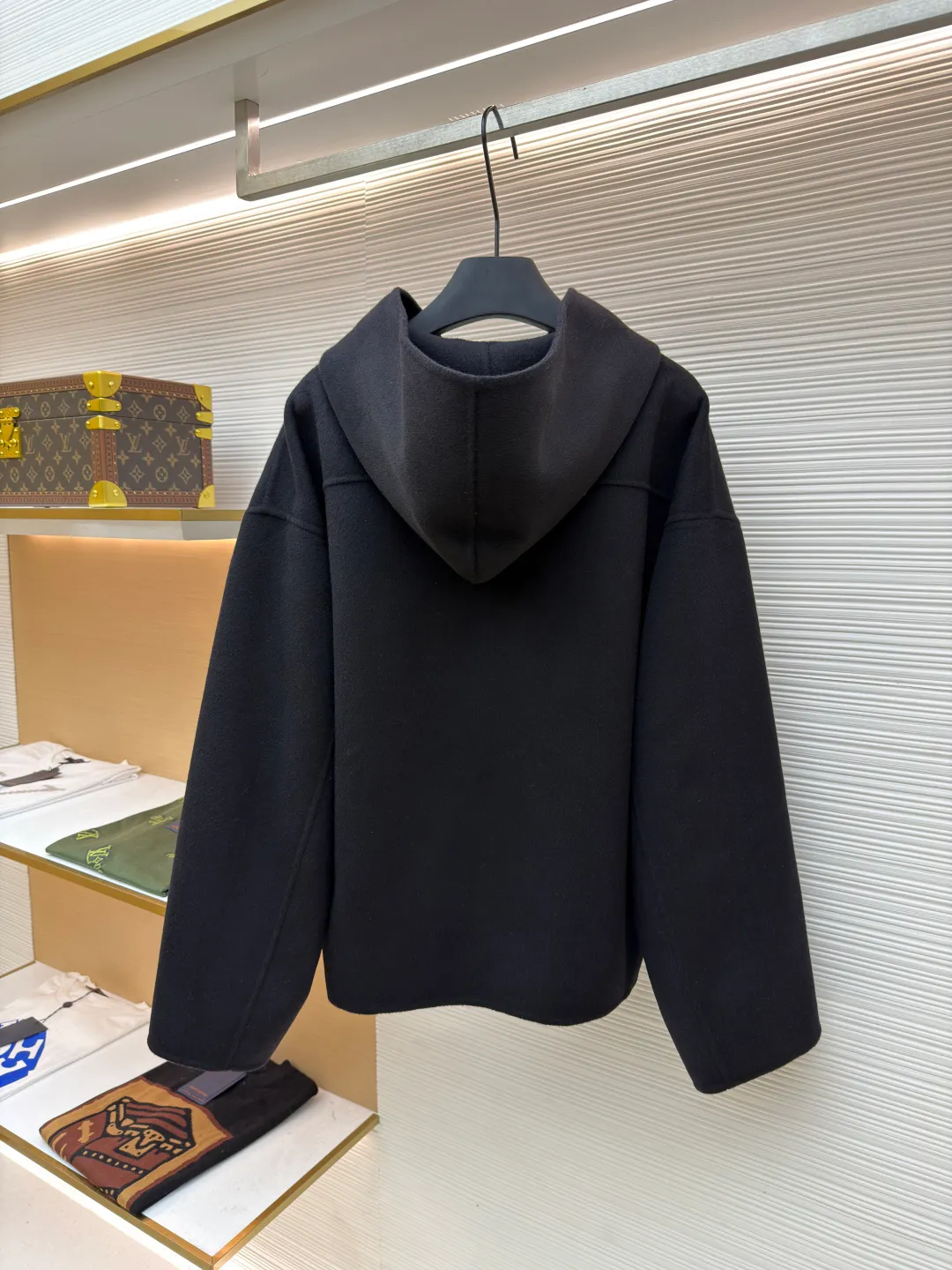 Acne Studios Nordic minimalist style double-sided woolen cashmere jacket ●Authentic product: purchased and developed for 9769 ●Item number: 1680856-C85 ●Material: cashmere fabric ●Technology: solid color distressed production ●Version: fitted version ●Weight: about 1060 grams ●Size: S-M-L ●Description: ACNE Nordic minimalist style double-sided woolen cashmere jacket Original version Purchased for 11000 Fabric dyed for 35 days Consistent with YB, different from the market version, the fabric is 90% sheep wool and 10% cashmere. The quality inspection report is acceptable. The zipper uses the original authentic zipper with TALON base. The real antique silver craftsmanship is different from the solid color distressed on the market. It uses Ice Pa lining and customizes the YB consistent collar label. The workmanship details are excellent. The overall wiring is straight and delicate, the fabric is comfortable and soft, and the color is consistent without color difference. It can be matched with the same style to create a fashionable look and control various occasions. Customized accessories, complete with three standards, same style for men and women!